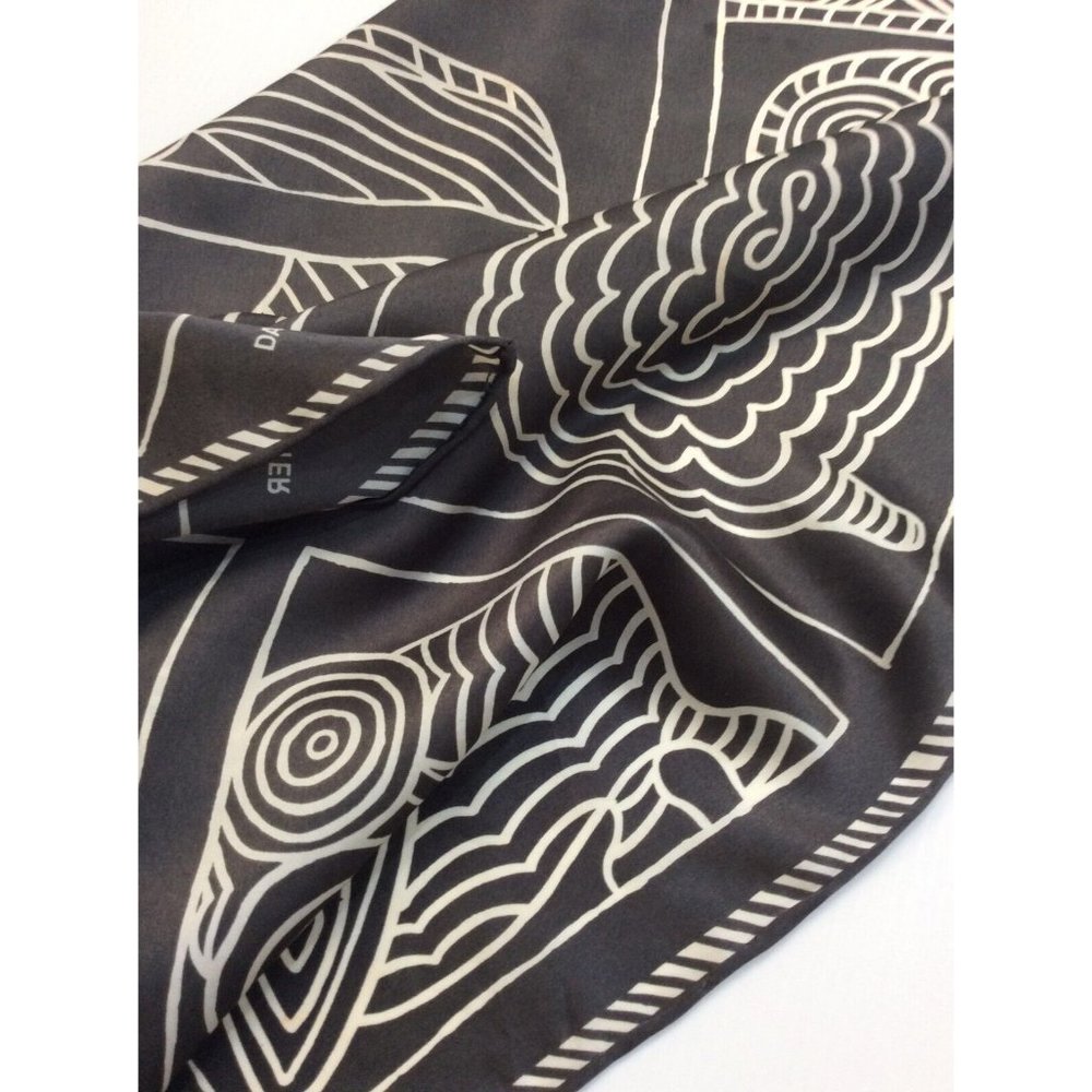 DANIEL HECHTER PARIS Gray Animals Print Silk Scarf 20"/20,5" EX COND - Picture 6 of 10